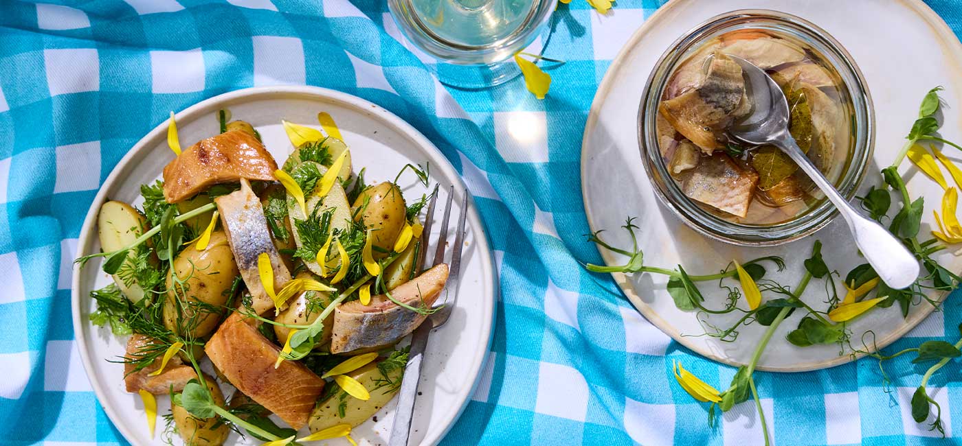 Salade de pommes de terre aux harengs fumés marinés